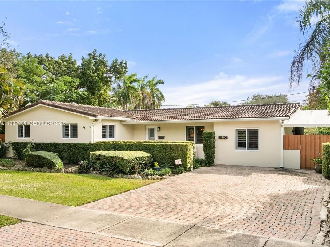 Backyard, Exterior, Facade, Ranch