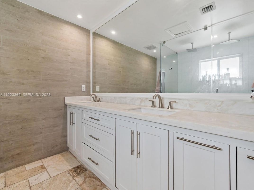 Bathroom, Dual Sink Vanities, Interior, Recessed Lighting