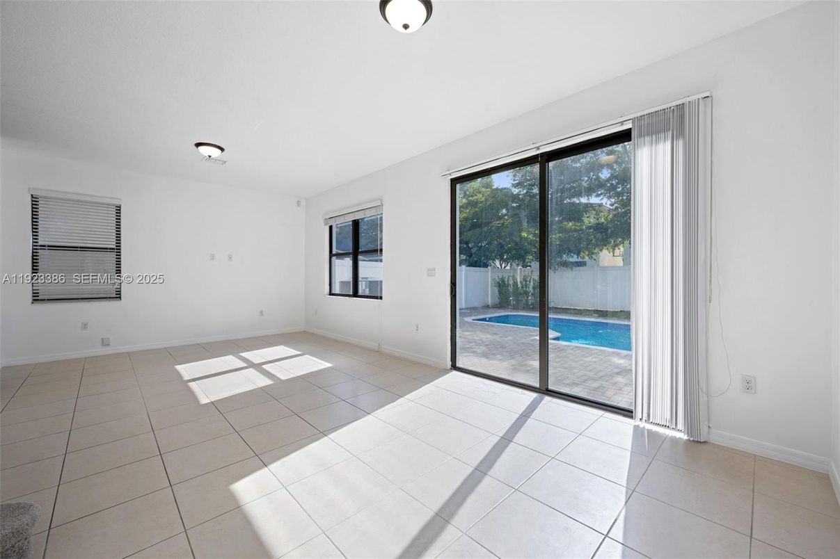 Empty room, Interior