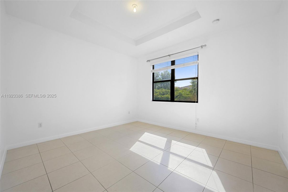 Empty room, Interior