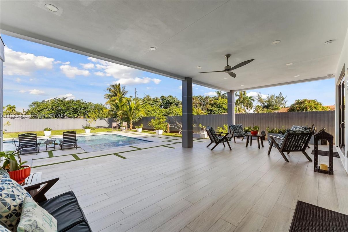 Exterior, Pool, Recessed Lighting