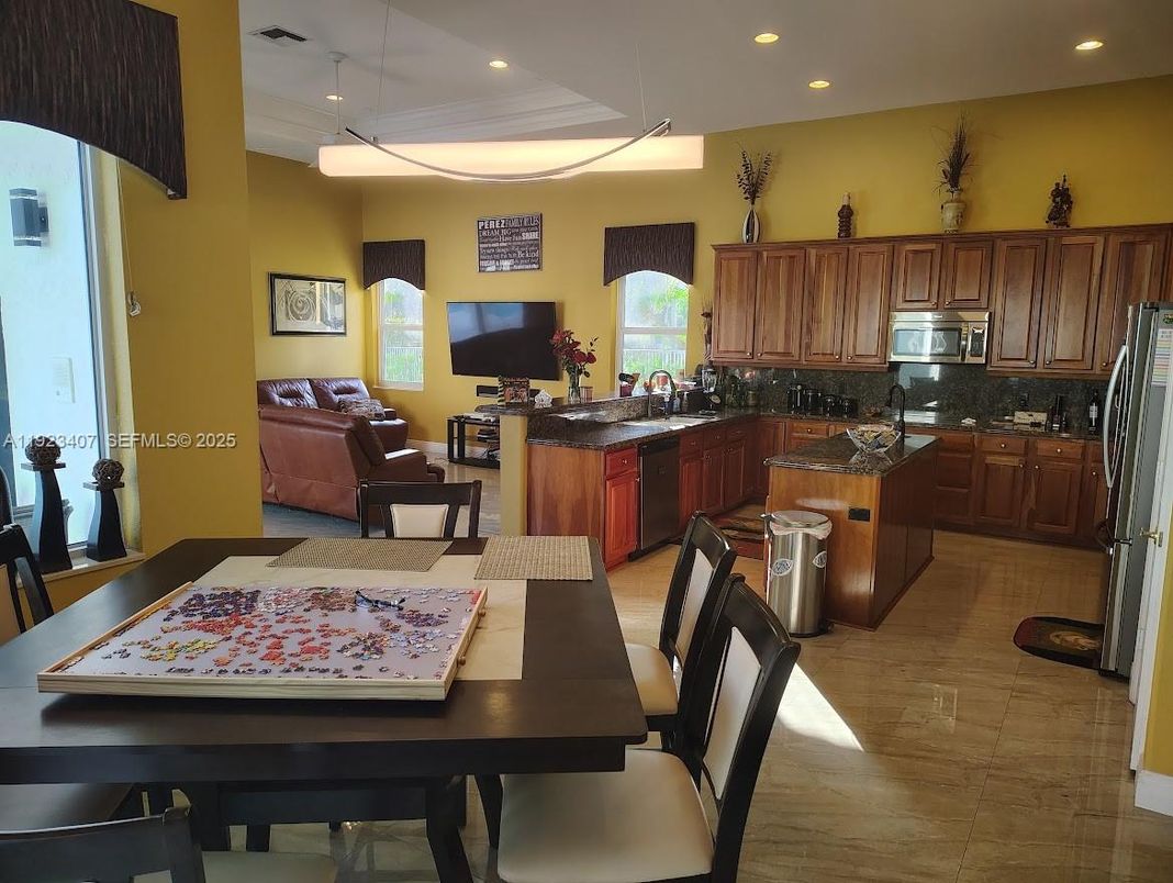 Dining room, Interior, Kitchen, Living room, Pendant Lights, Recessed Lighting, Stainless Steel Appliances