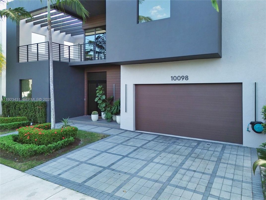 Attached, Exterior, Facade, Modern