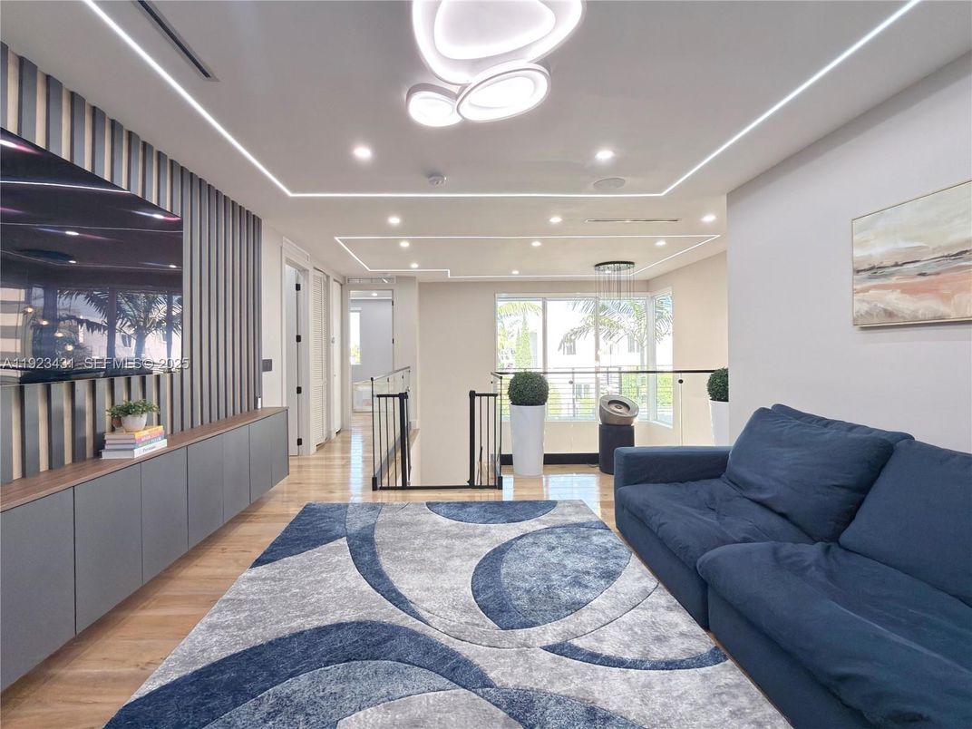 Interior, Pendant Lights, Recessed Lighting, Wood Texture Flooring