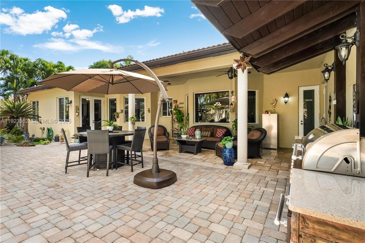 Exterior, Outdoor Kitchen