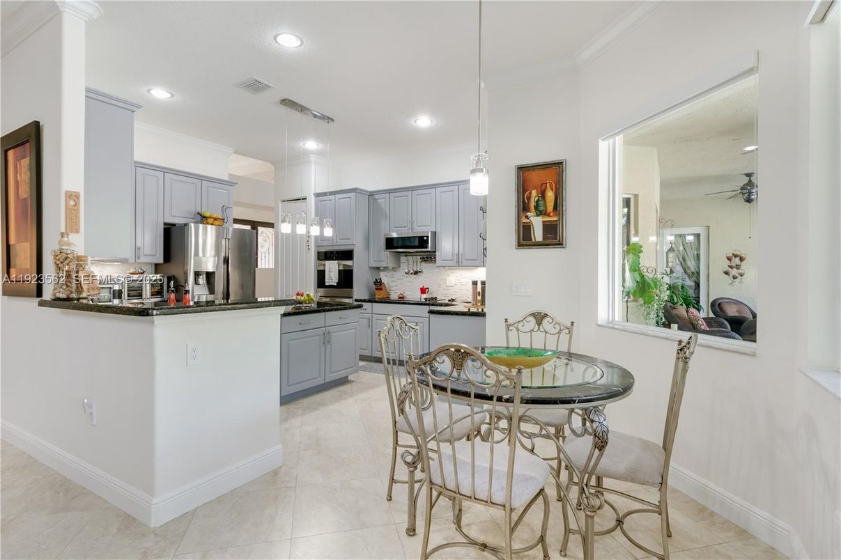 Dining room, Interior, Kitchen, Pendant Lights, Recessed Lighting, Stainless Steel Appliances