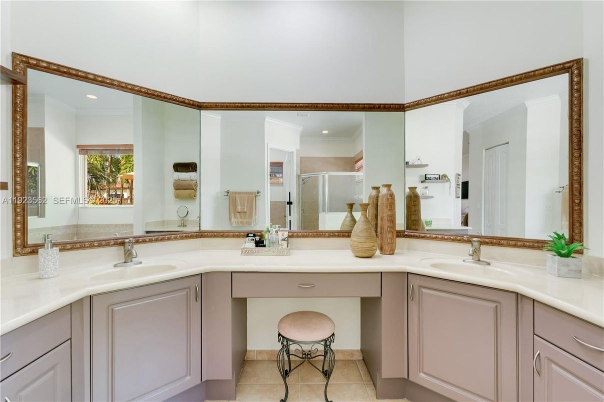 Bathroom, Dual Sink Vanities, Interior, Recessed Lighting