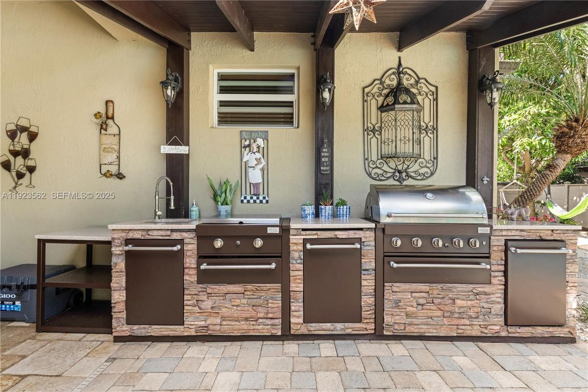 Exterior, Outdoor Kitchen