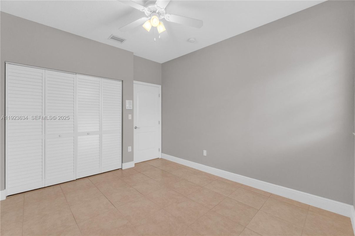 Empty room, Interior