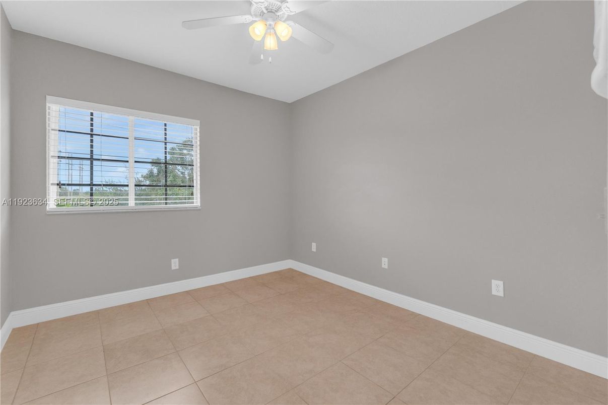 Empty room, Interior