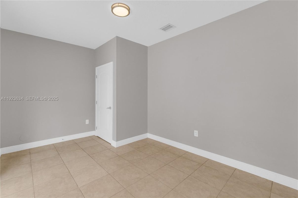 Empty room, Interior