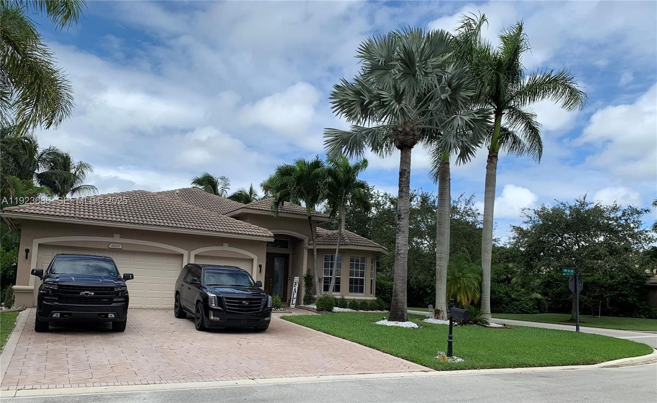 Attached, Exterior, Facade, Mediterranean