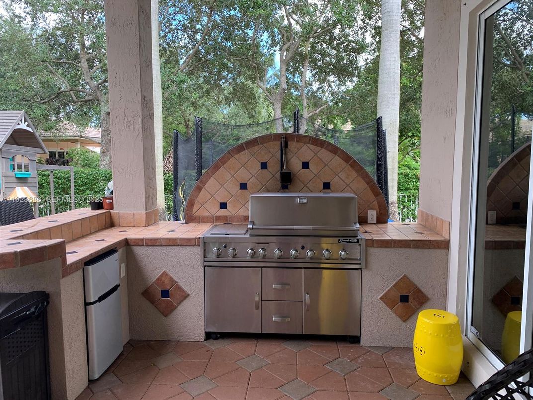 Exterior, Outdoor Kitchen