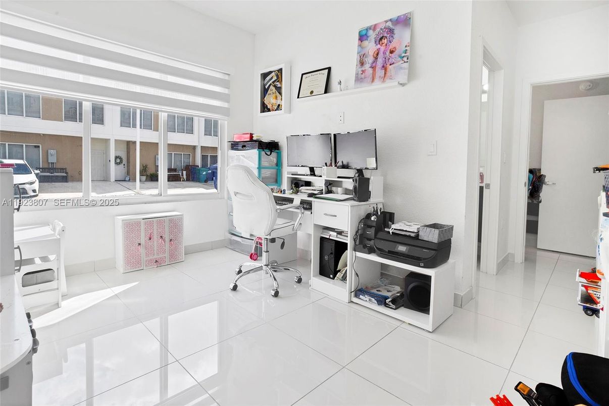 Home Office, Interior
