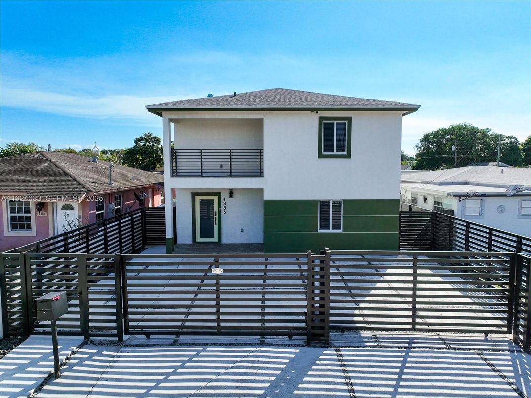 Exterior, Facade, Modern