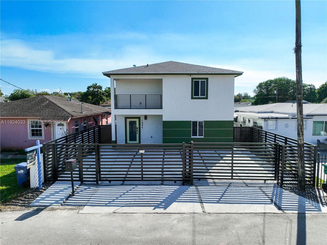 Backyard, Exterior, Facade, Split Level