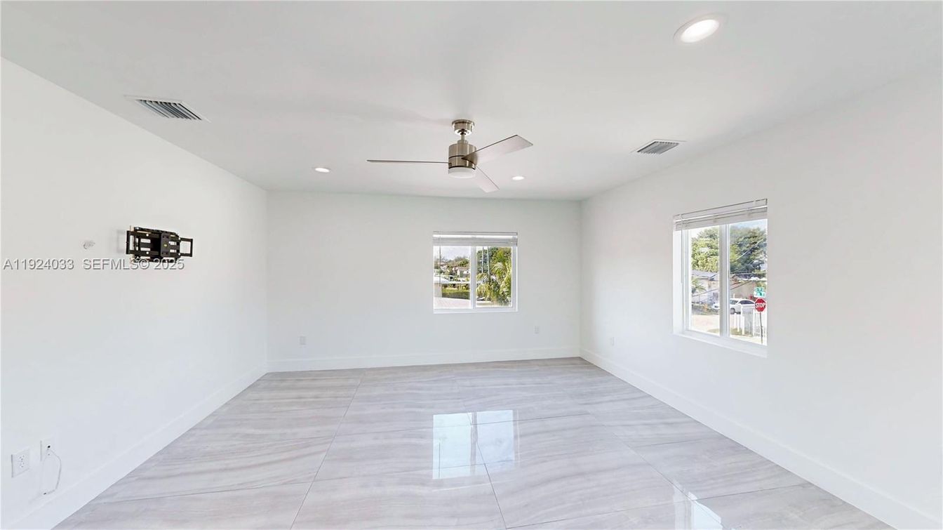 Empty room, Interior, Recessed Lighting