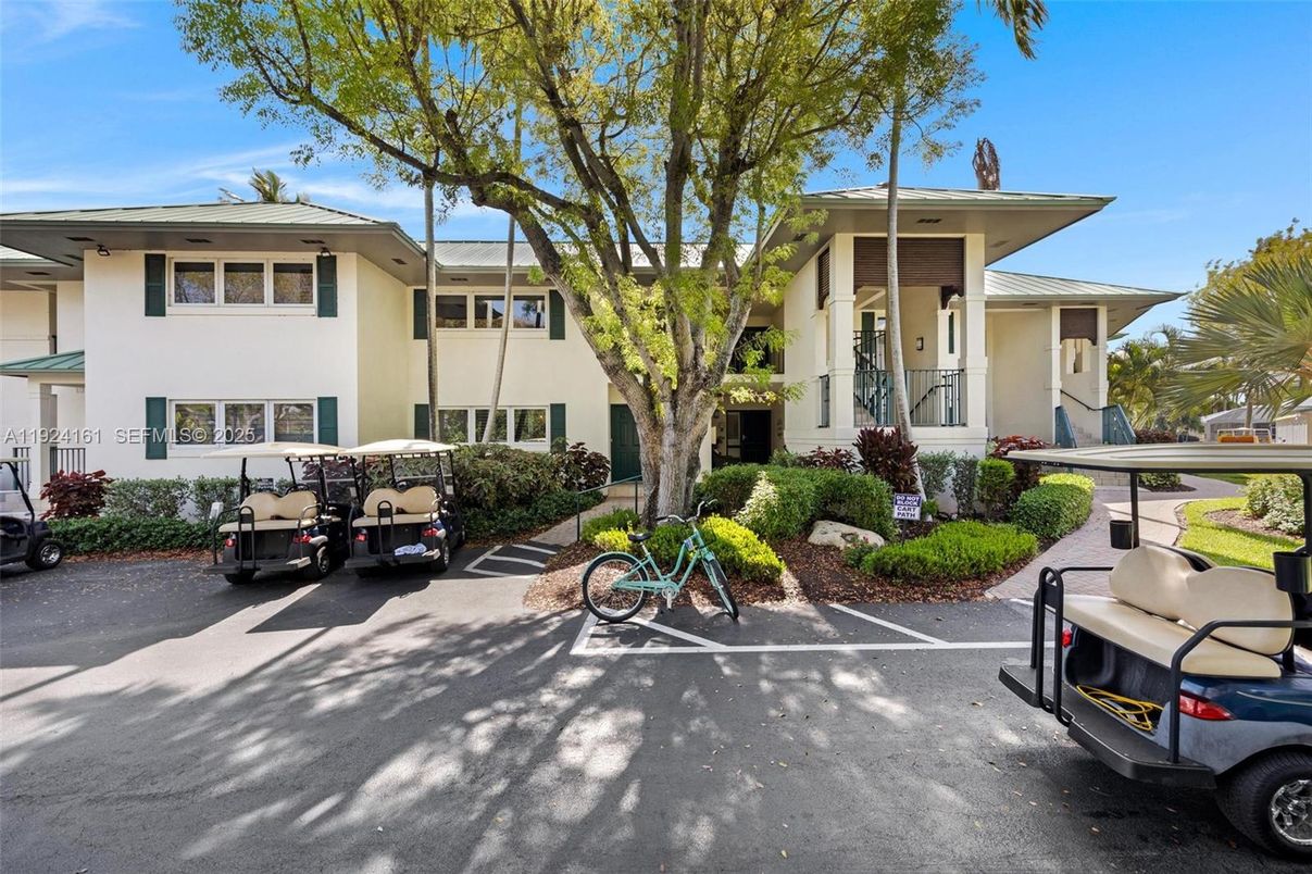 Exterior, Facade, Modern