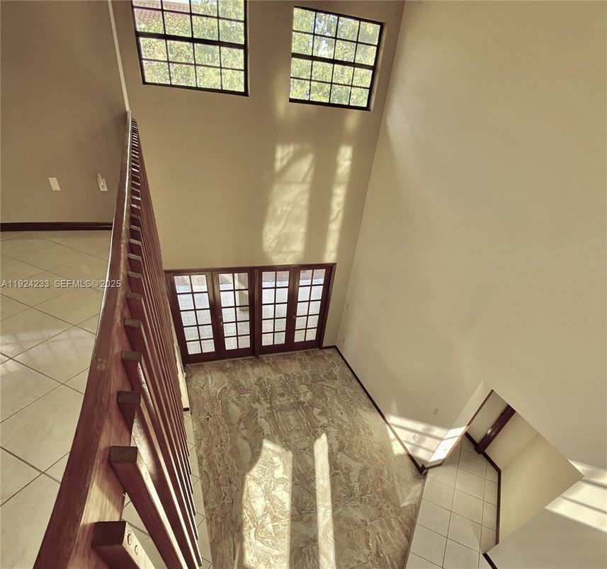 Empty room, Interior