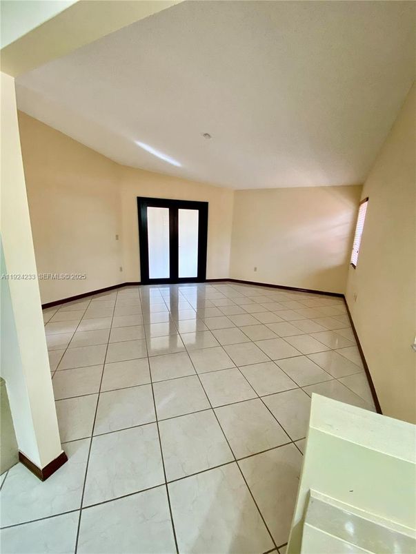 Empty room, Interior