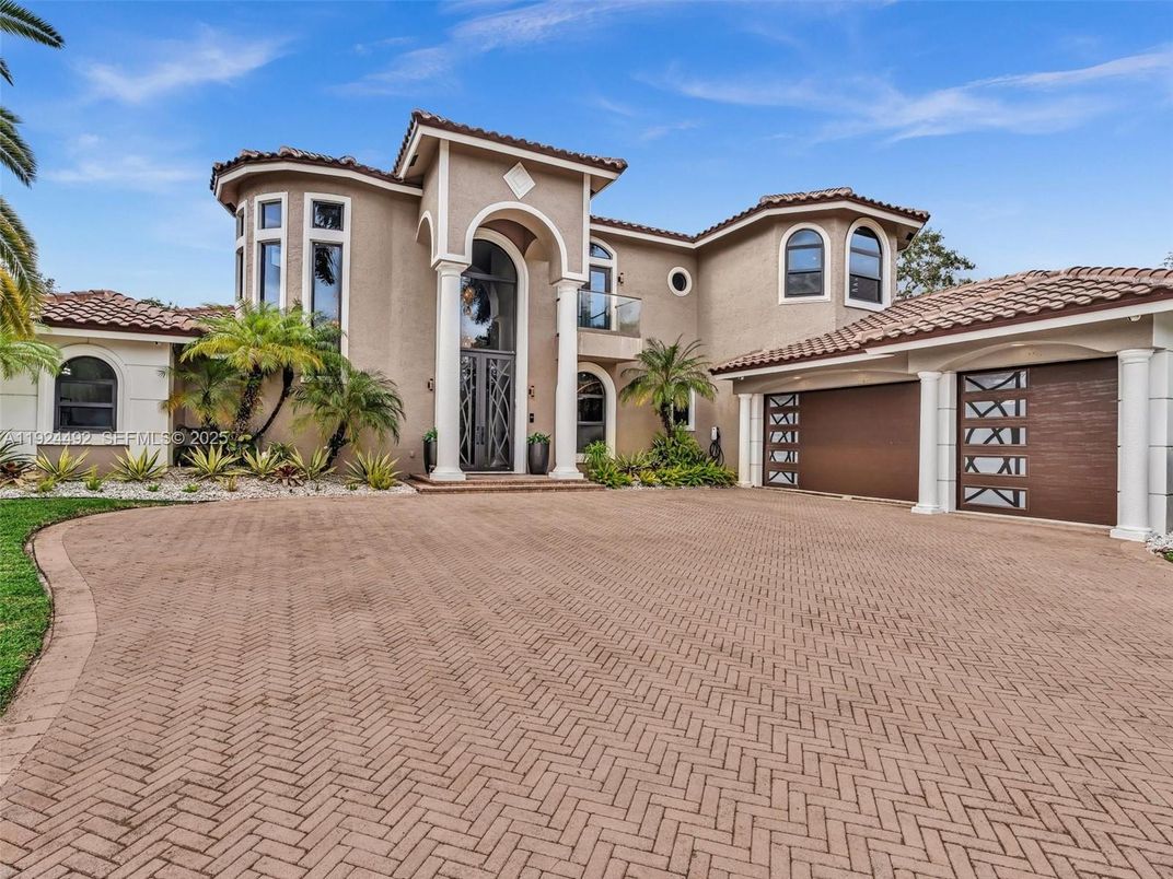 Attached, Exterior, Facade, Mediterranean