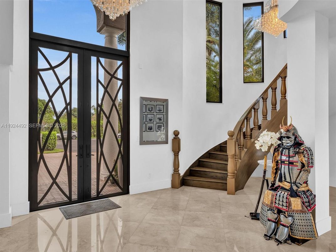 Chandelier, Interior
