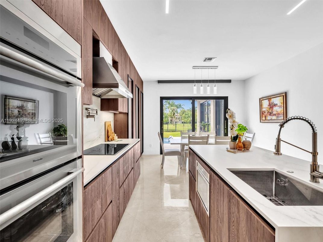 Dining room, Interior, Kitchen, Pendant Lights, Recessed Lighting, Stainless Steel Appliances