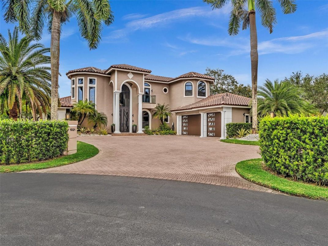 Attached, Exterior, Facade, Mediterranean