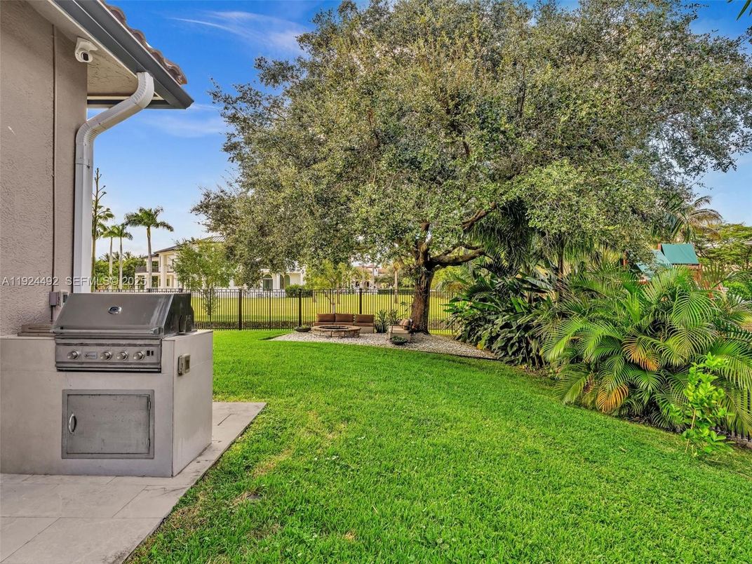 Backyard, Exterior, Outdoor Kitchen