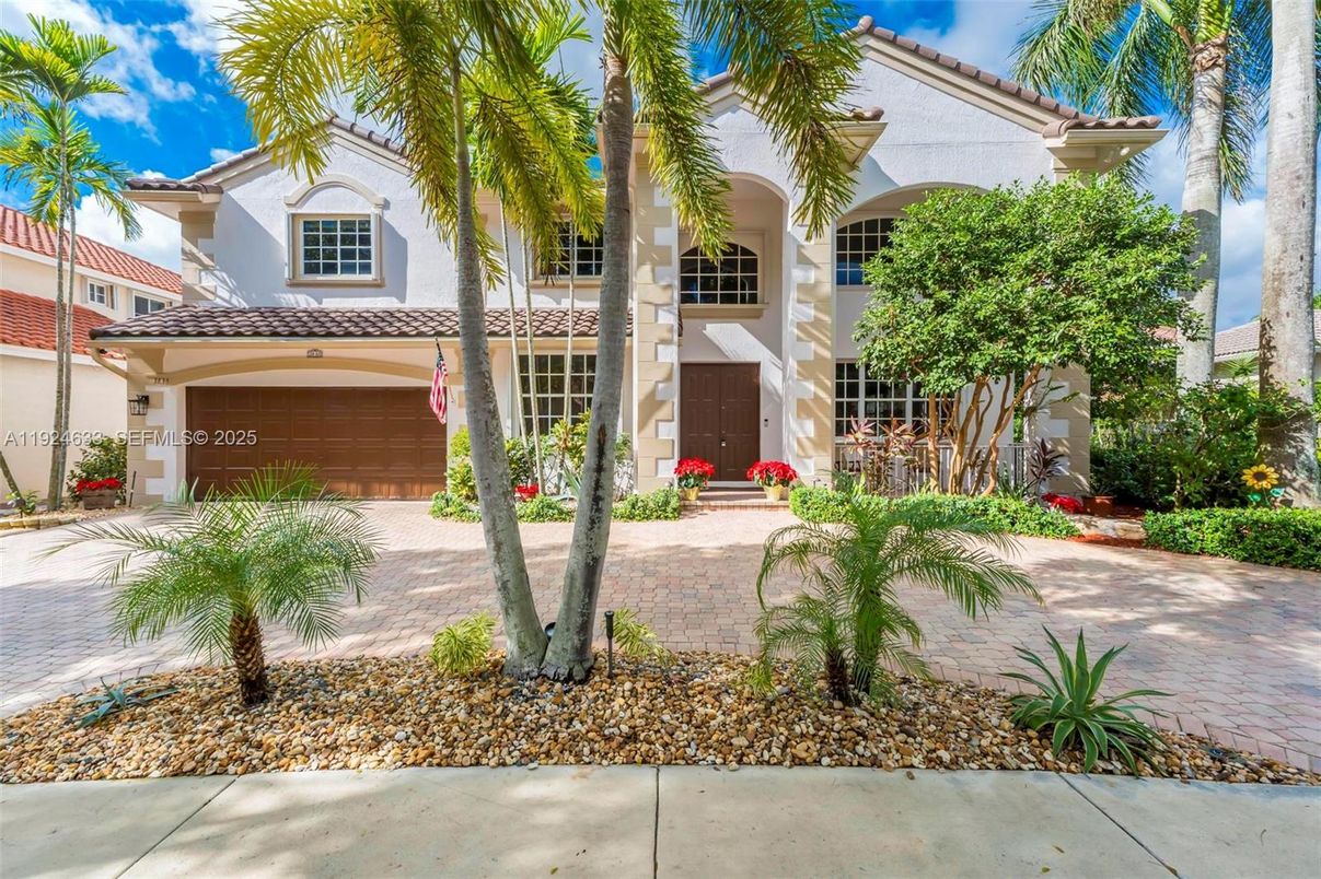 Attached, Exterior, Facade, Mediterranean