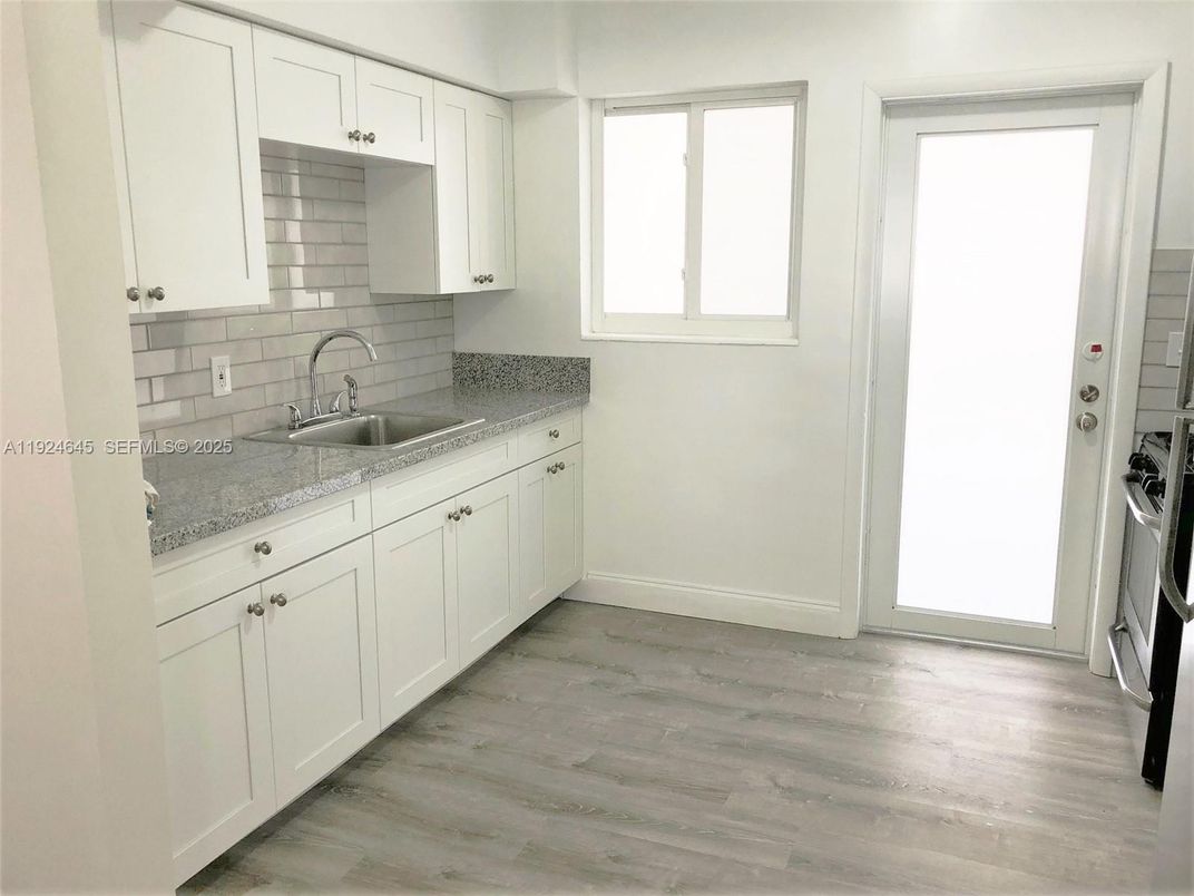 Interior, Kitchen, Washer, Wood Texture Flooring
