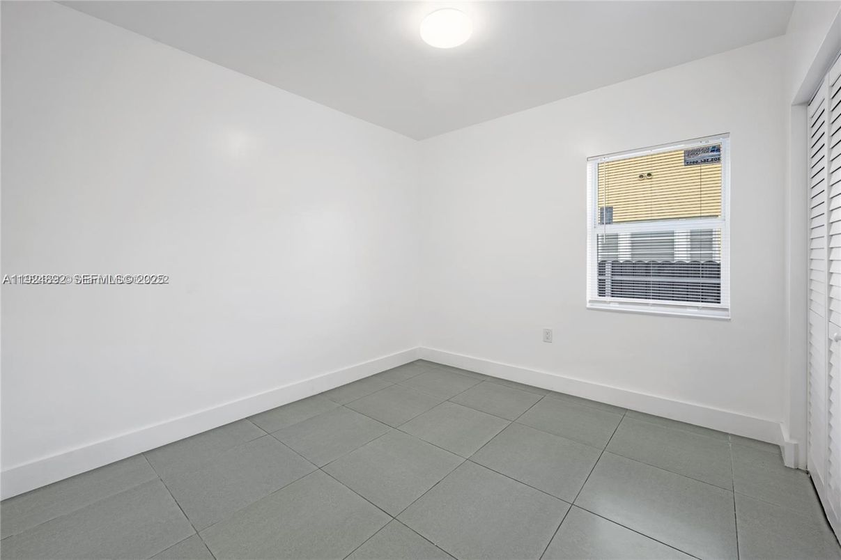 Empty room, Interior