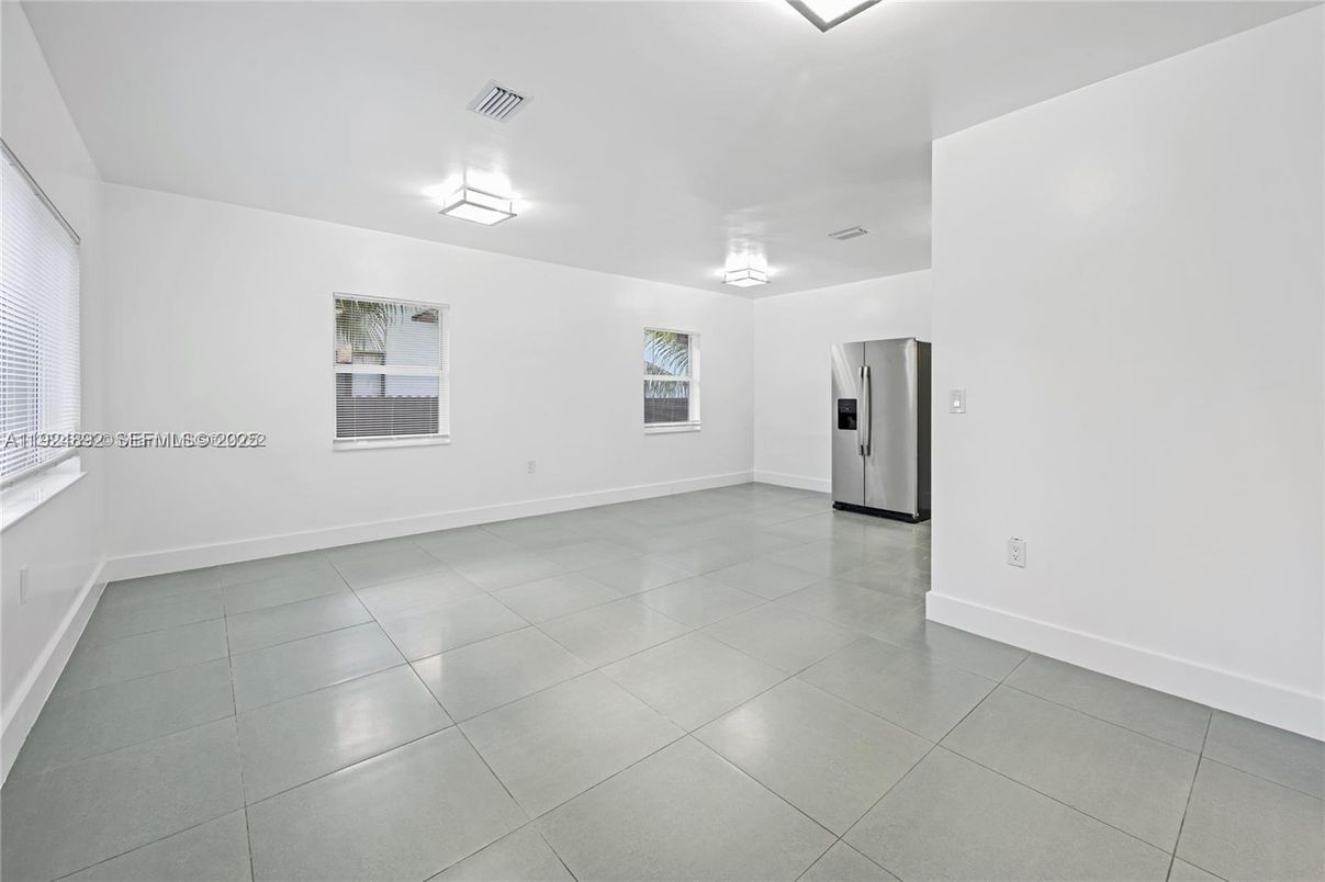 Empty room, Interior