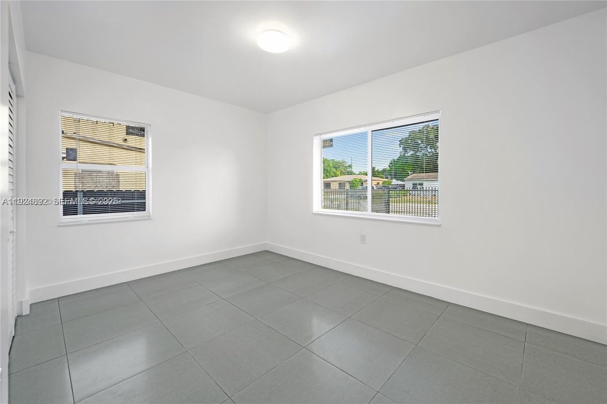Empty room, Interior