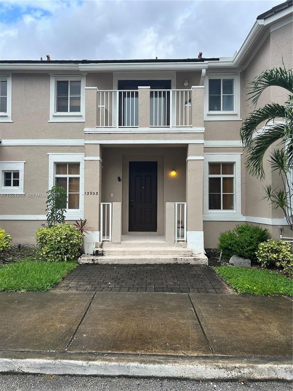 Exterior, Facade, Rowhouse