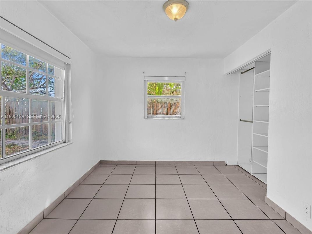 Empty room, Interior