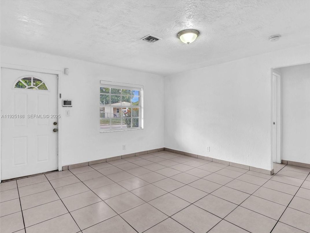 Empty room, Interior