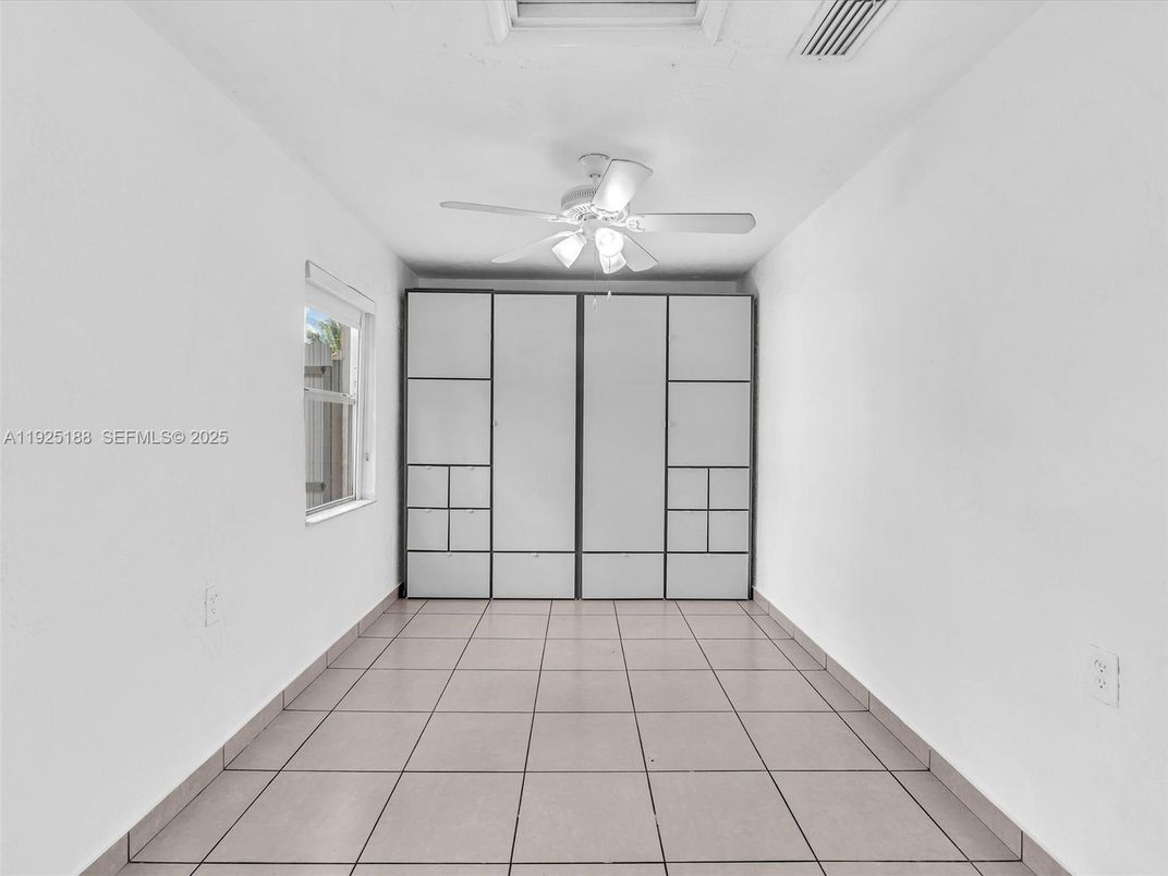 Empty room, Interior