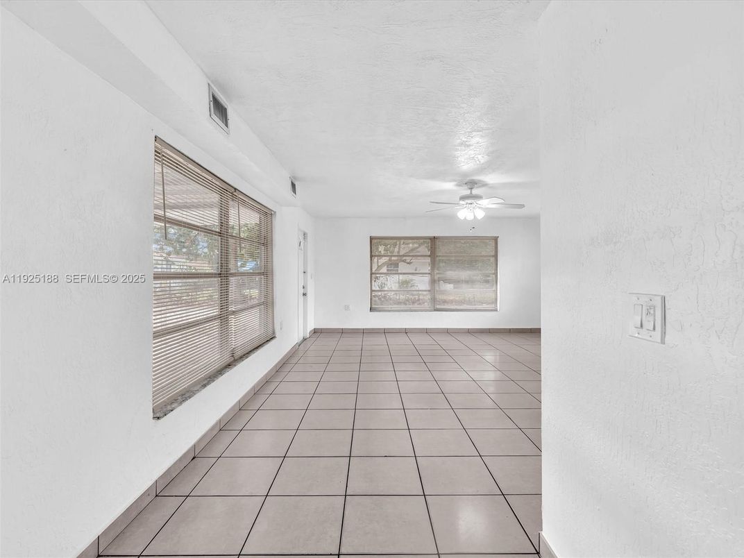 Empty room, Interior