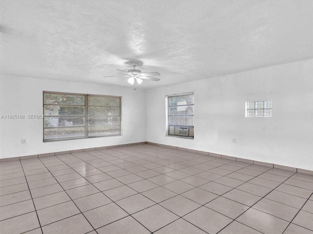 Empty room, Interior