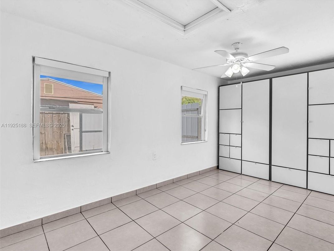 Empty room, Interior