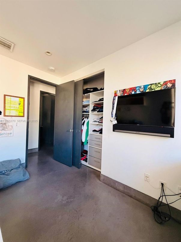 Empty room, Interior