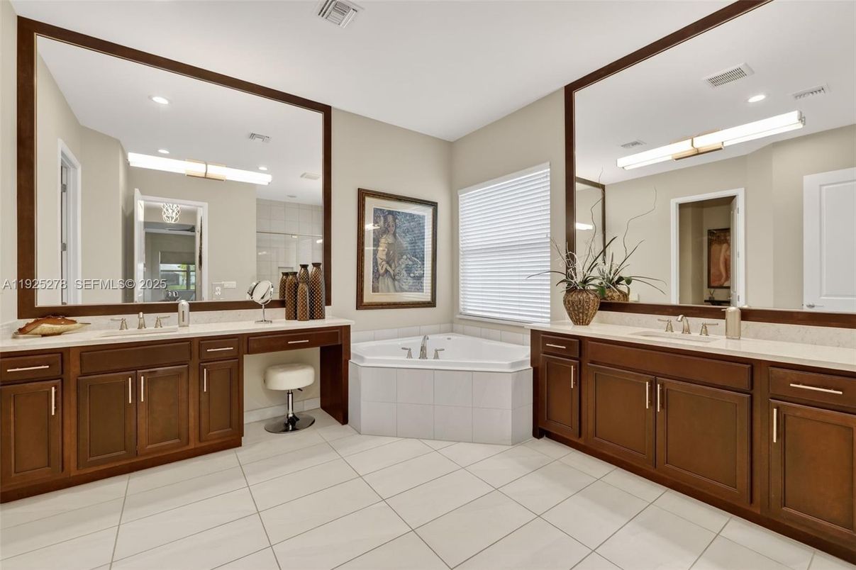 Bathroom, Dual Sink Vanities, Interior, Recessed Lighting