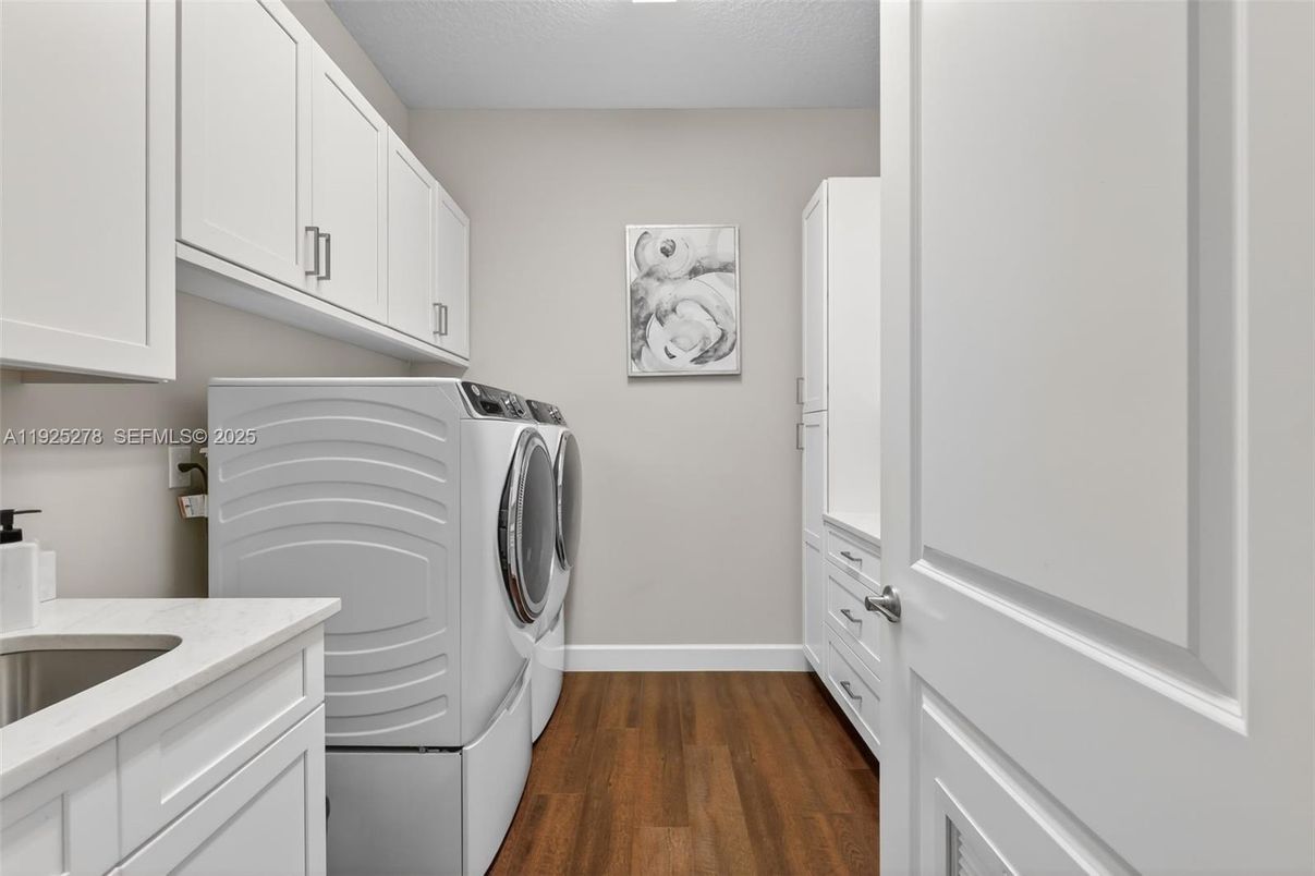 Interior, Washer, Wood Texture Flooring