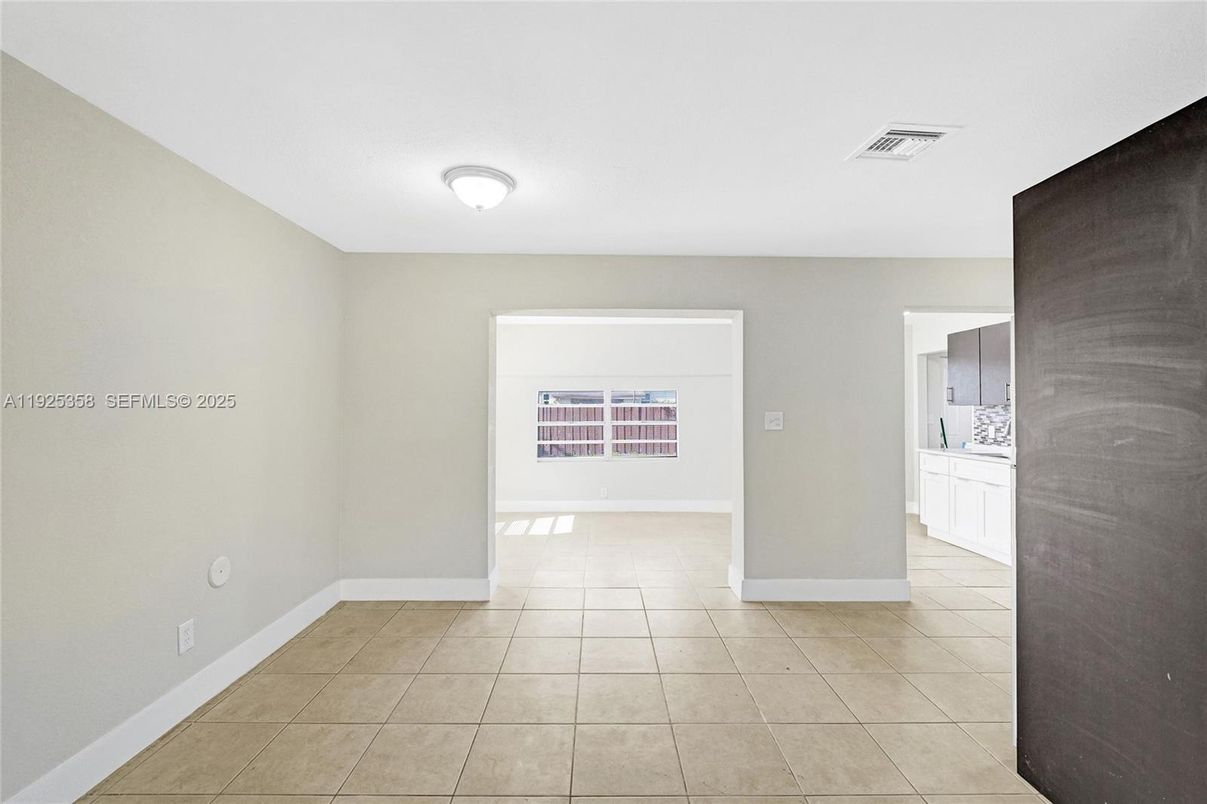 Empty room, Interior