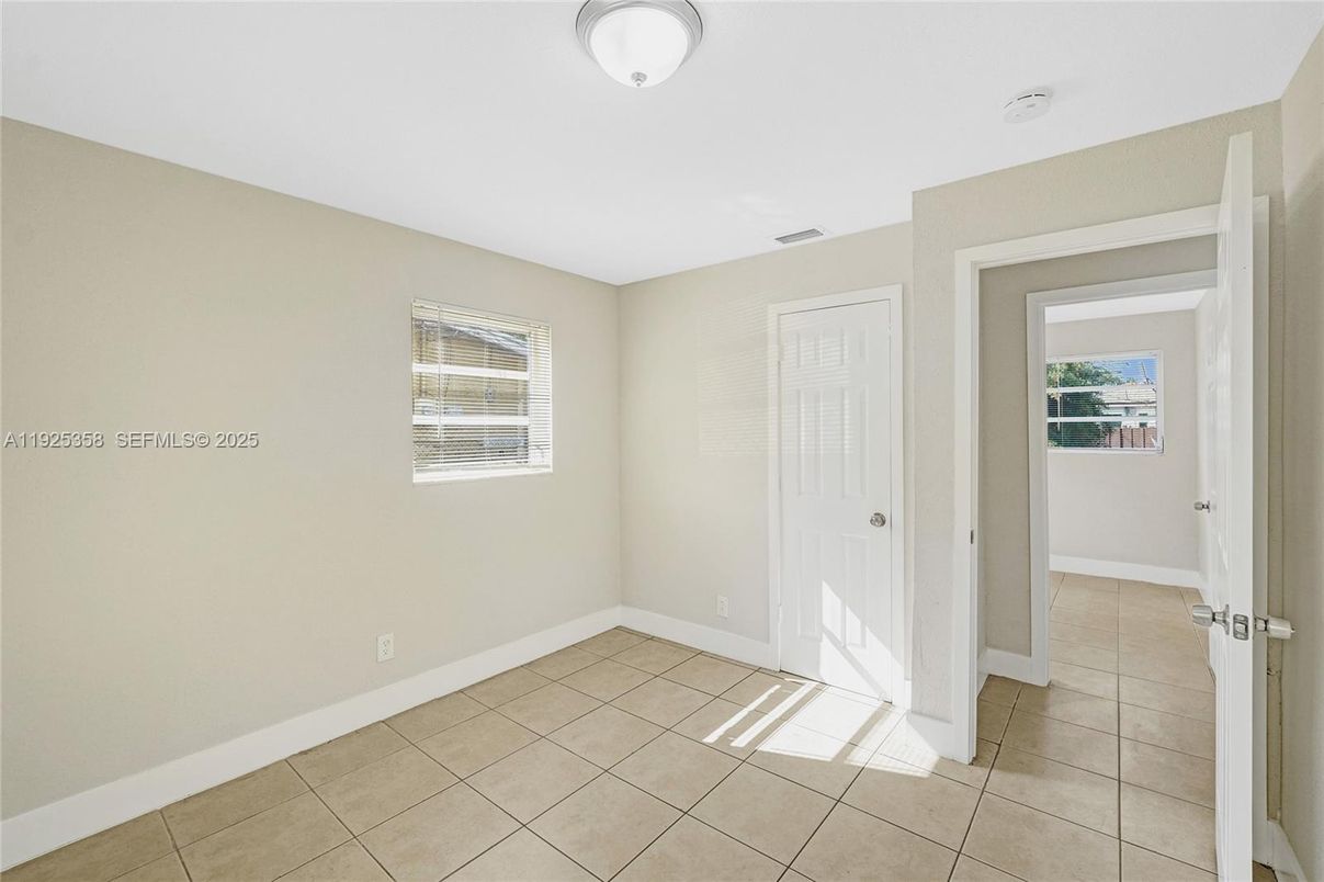 Empty room, Interior