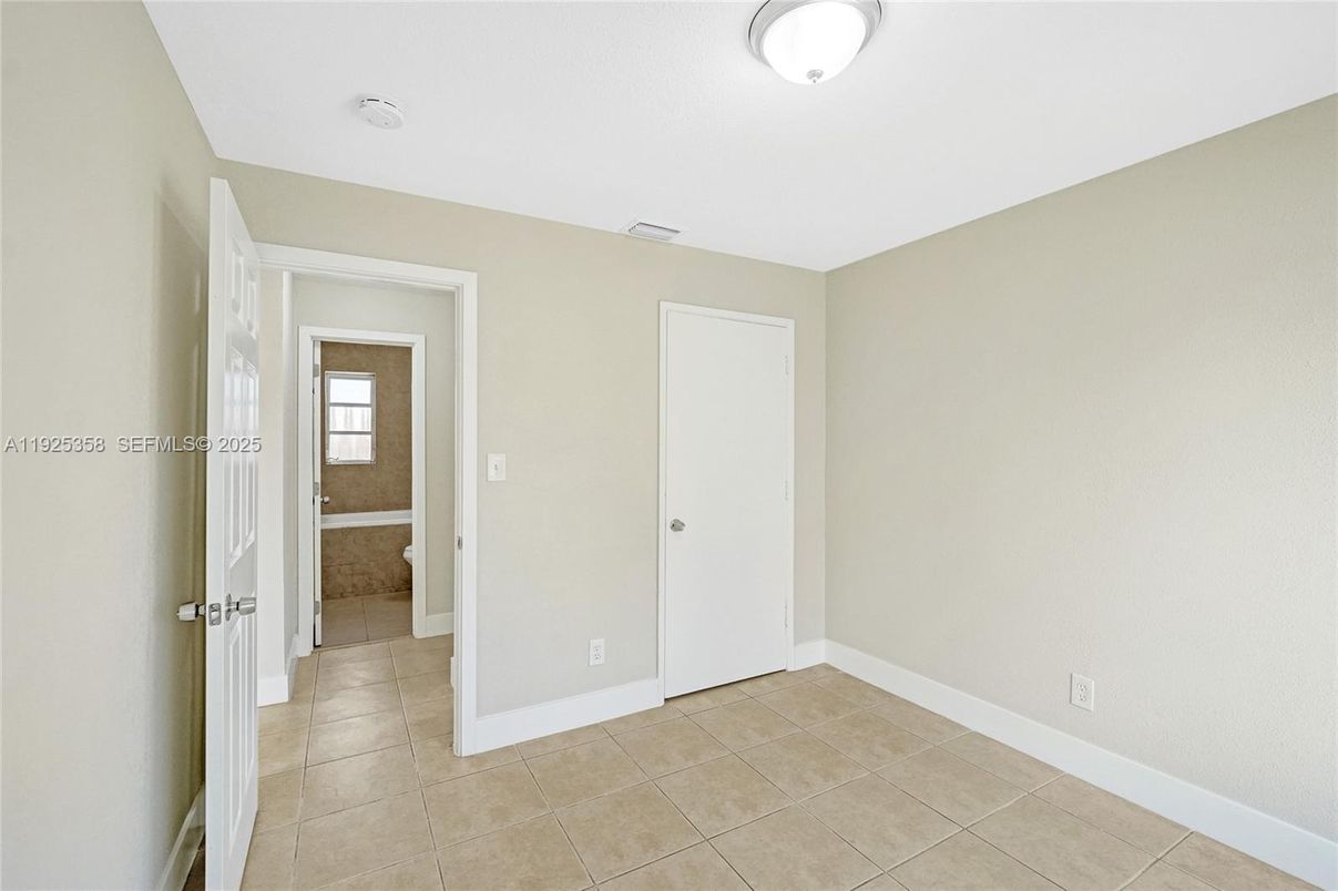 Empty room, Interior