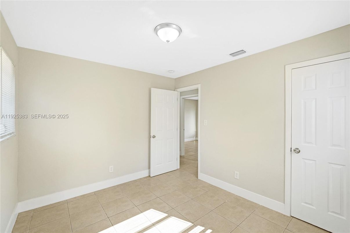 Empty room, Interior