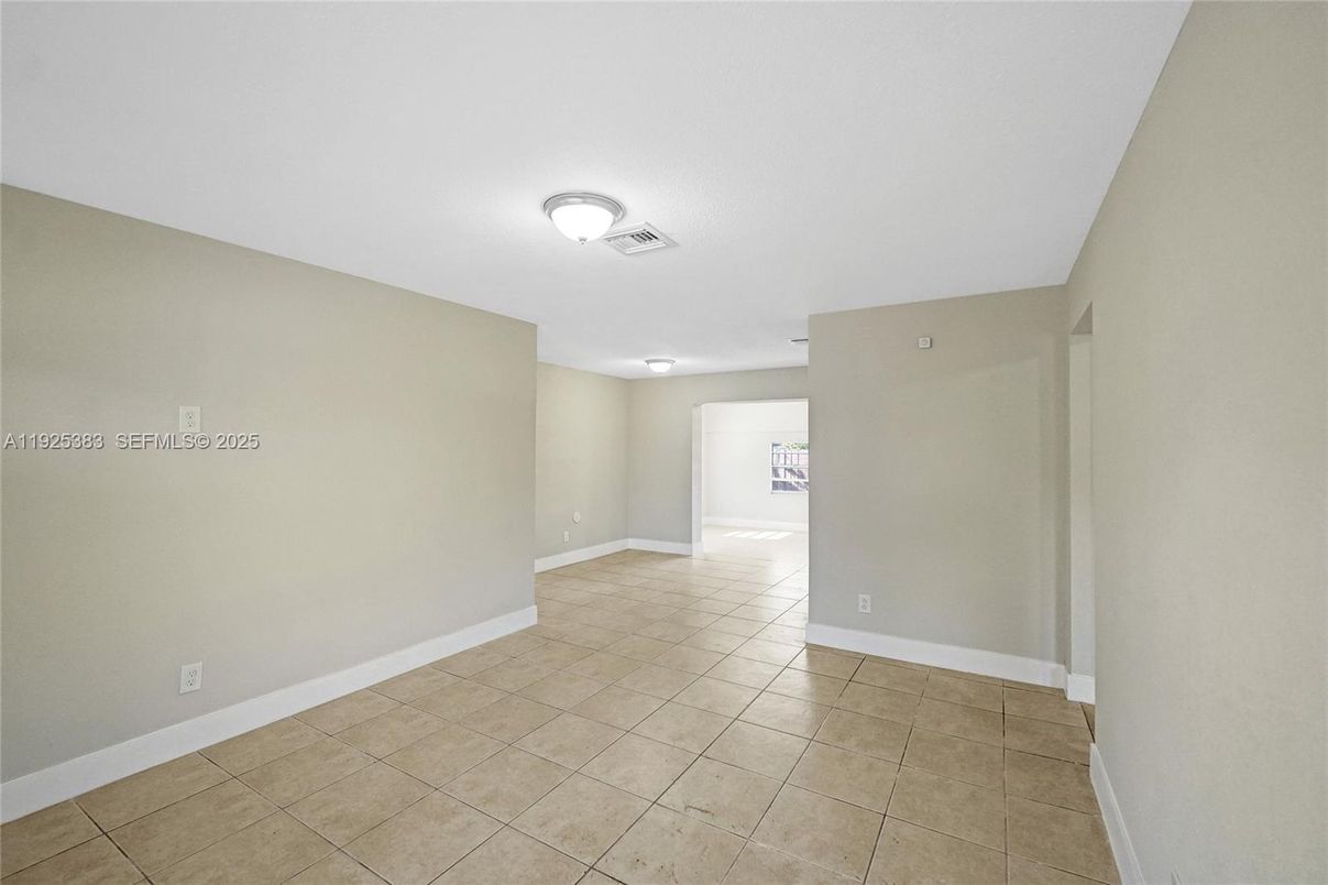 Empty room, Interior