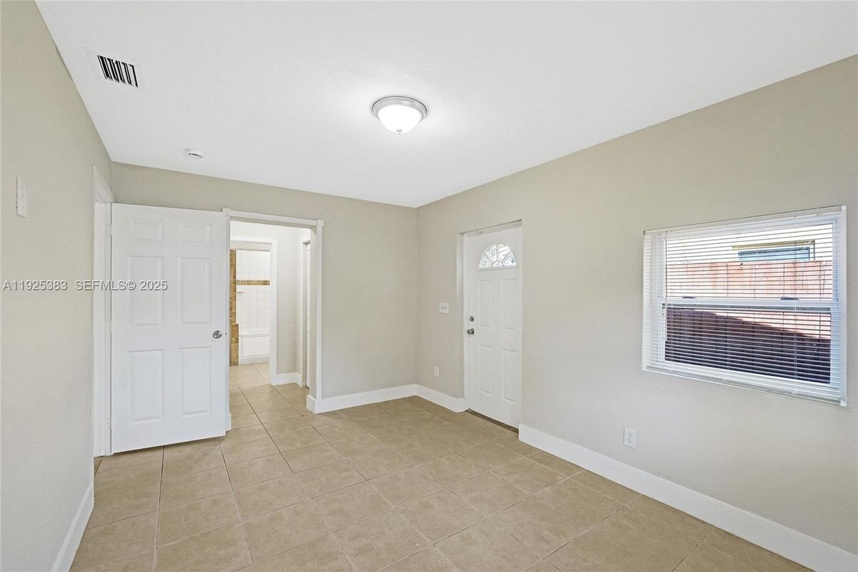 Empty room, Interior